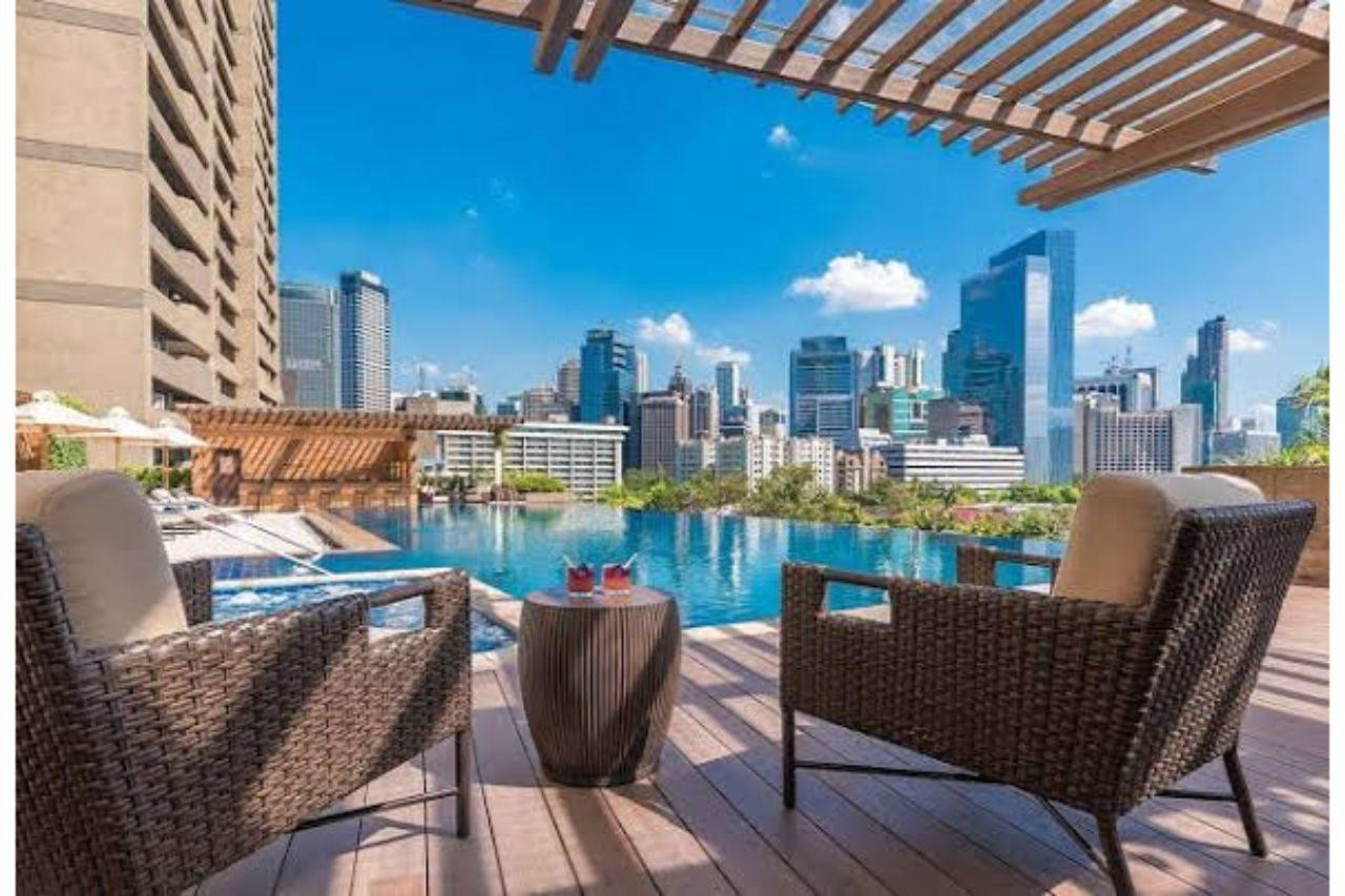 Discovery Primea Makati City Exterior photo The rooftop pool at the hotel