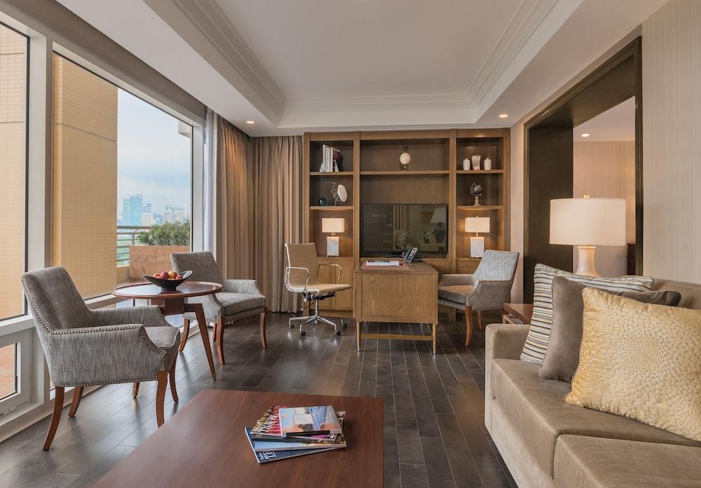 Discovery Primea Makati City Exterior photo A living room at the hotel