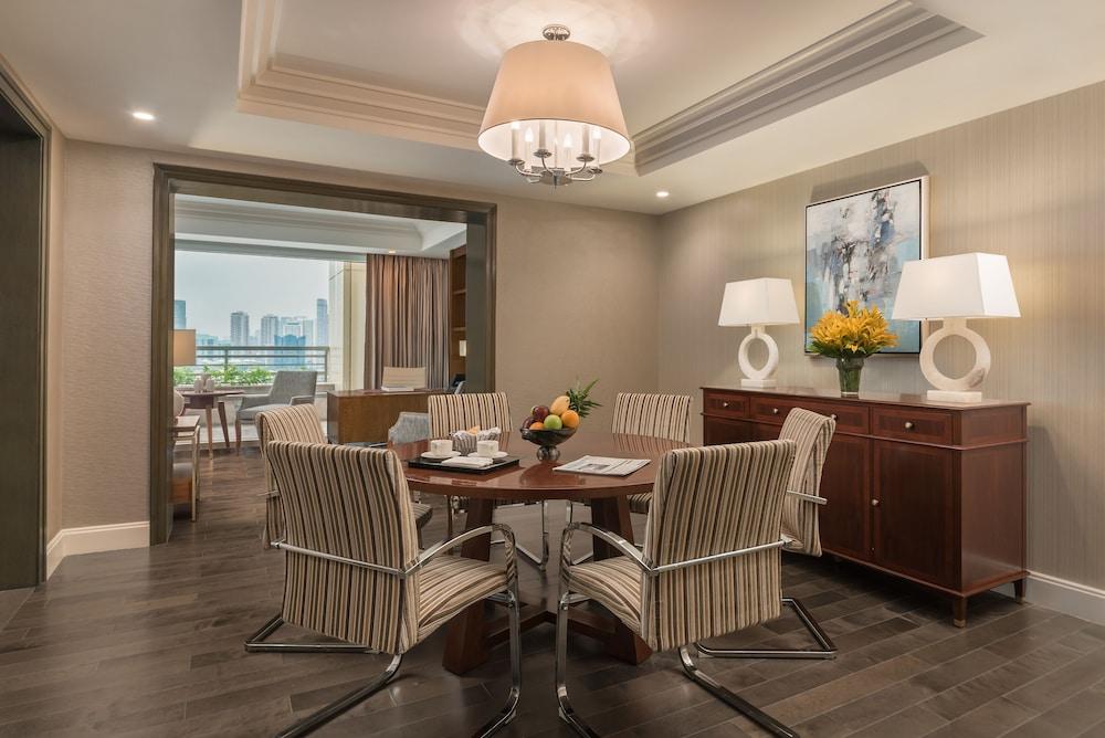 Discovery Primea Makati City Exterior photo Dining room