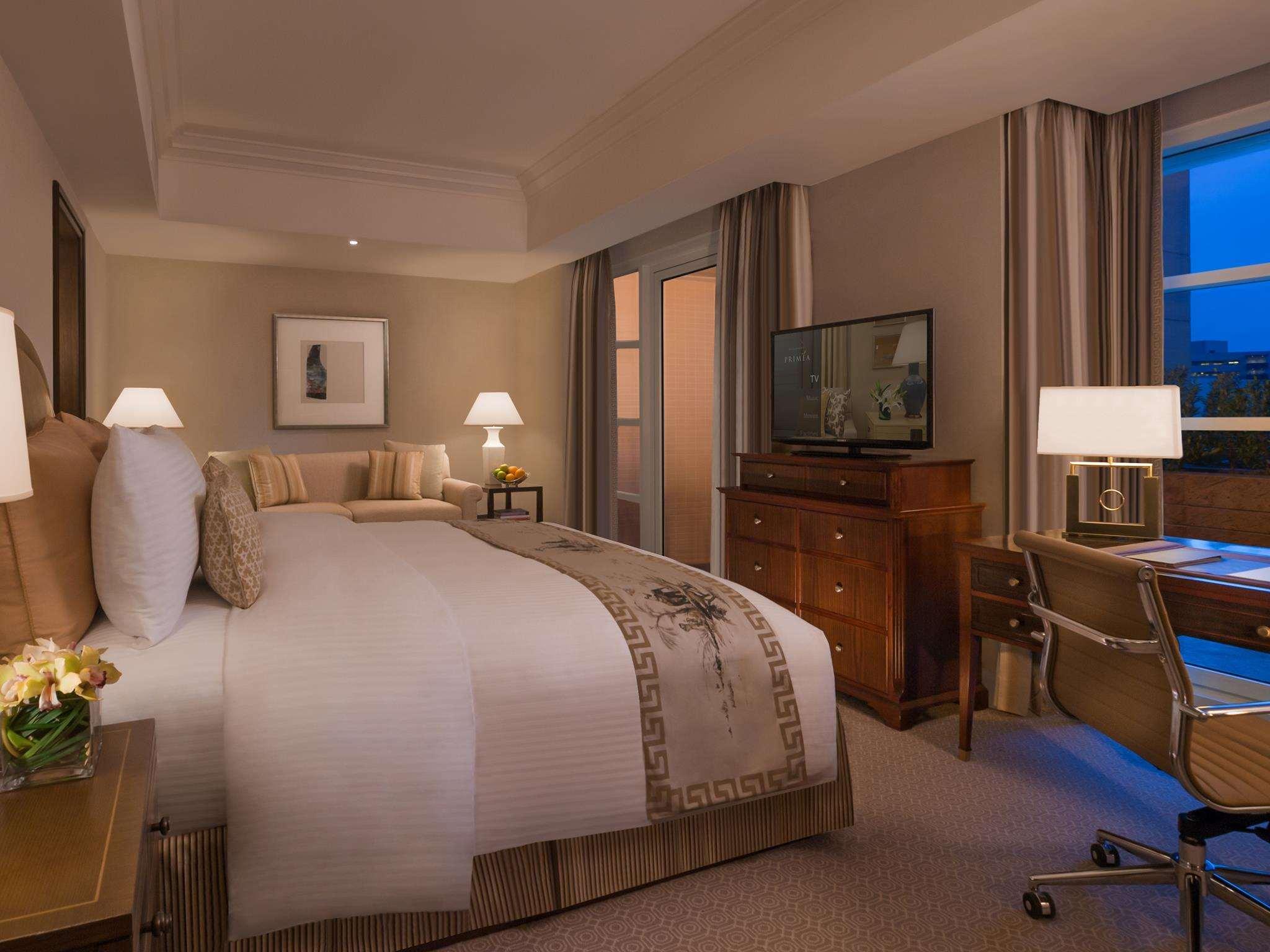 Discovery Primea Makati City Exterior photo A bedroom at the Four Seasons Hotel