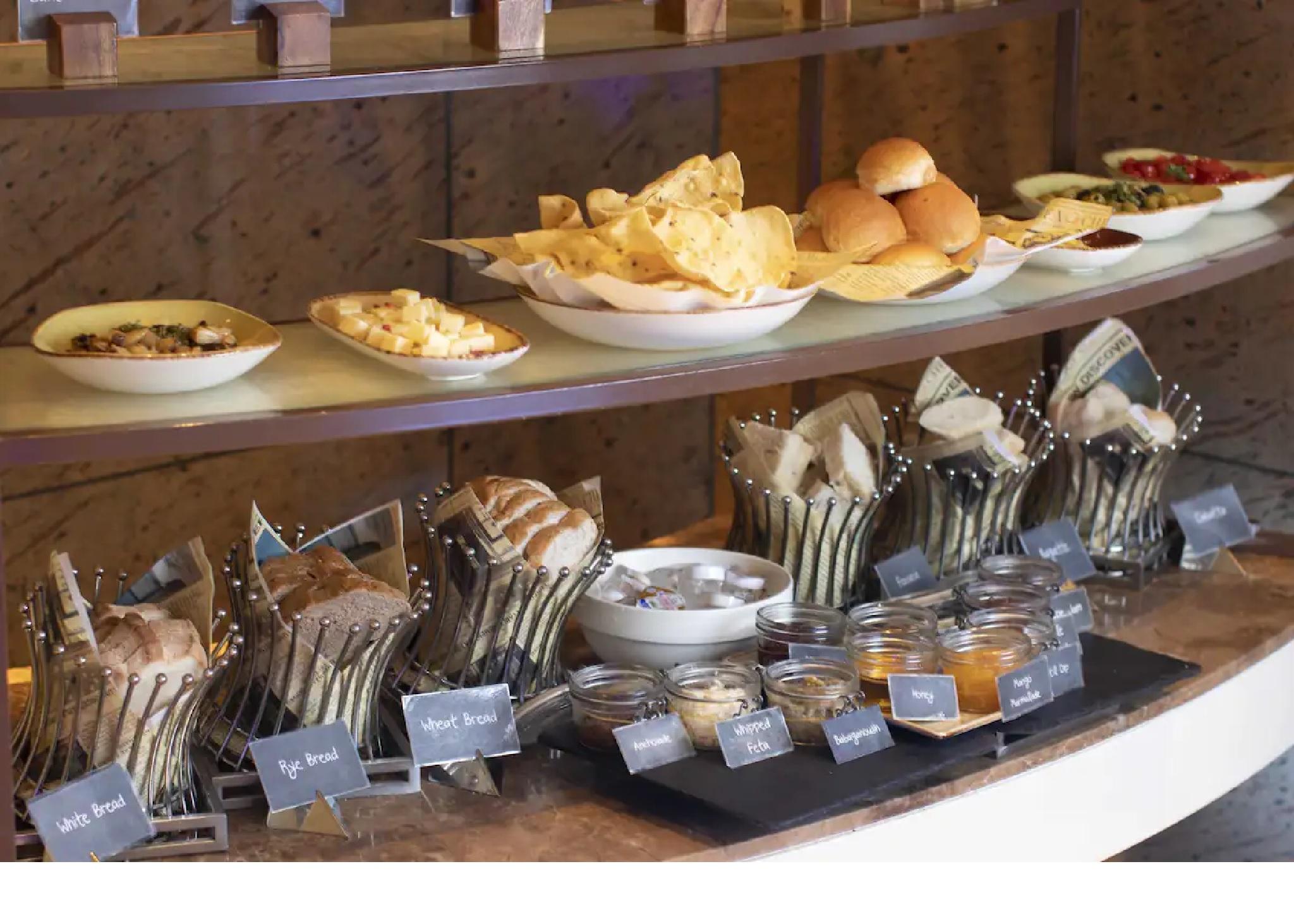 Discovery Primea Makati City Exterior photo A buffet at a hotel