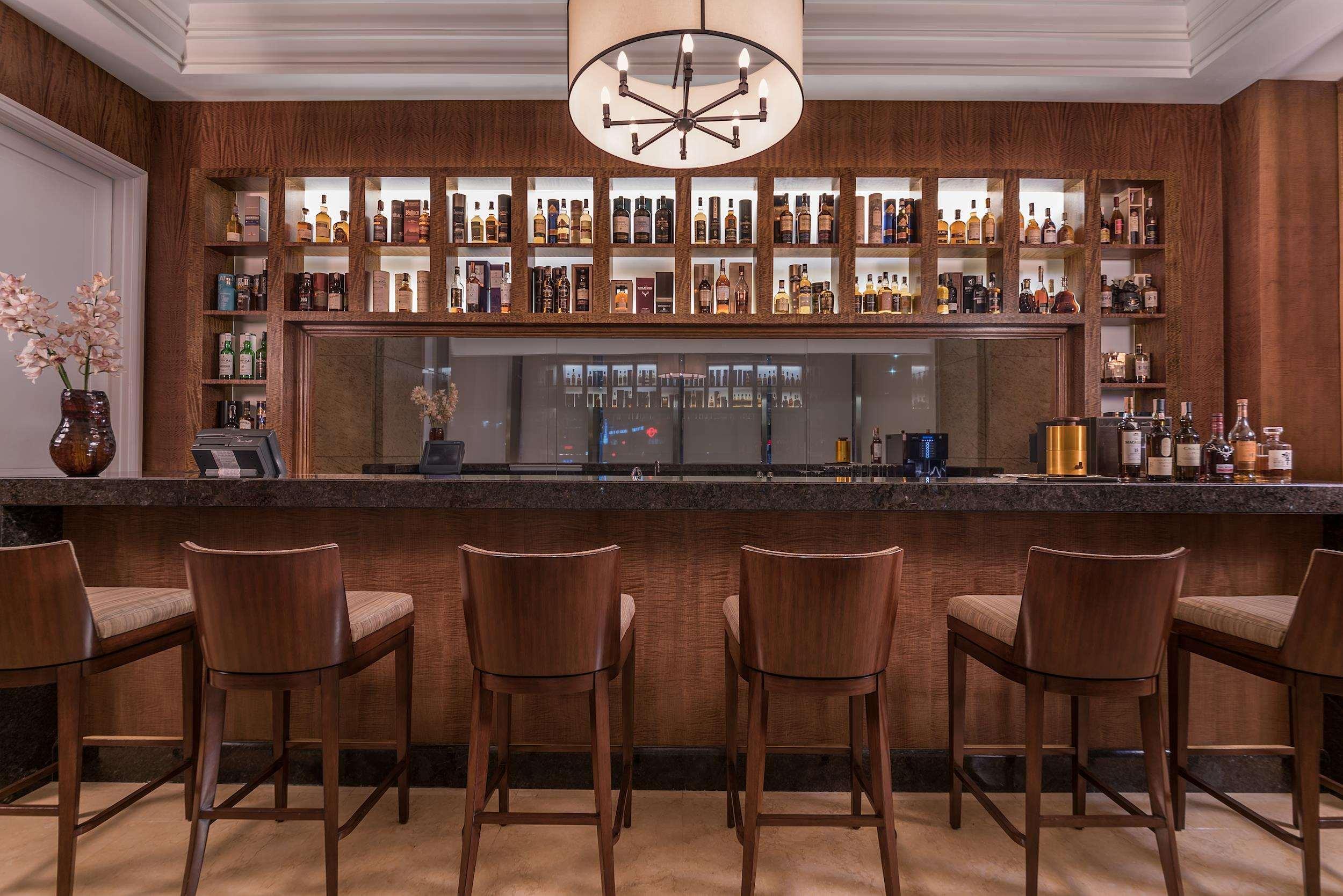 Discovery Primea Makati City Exterior photo The bar at the hotel