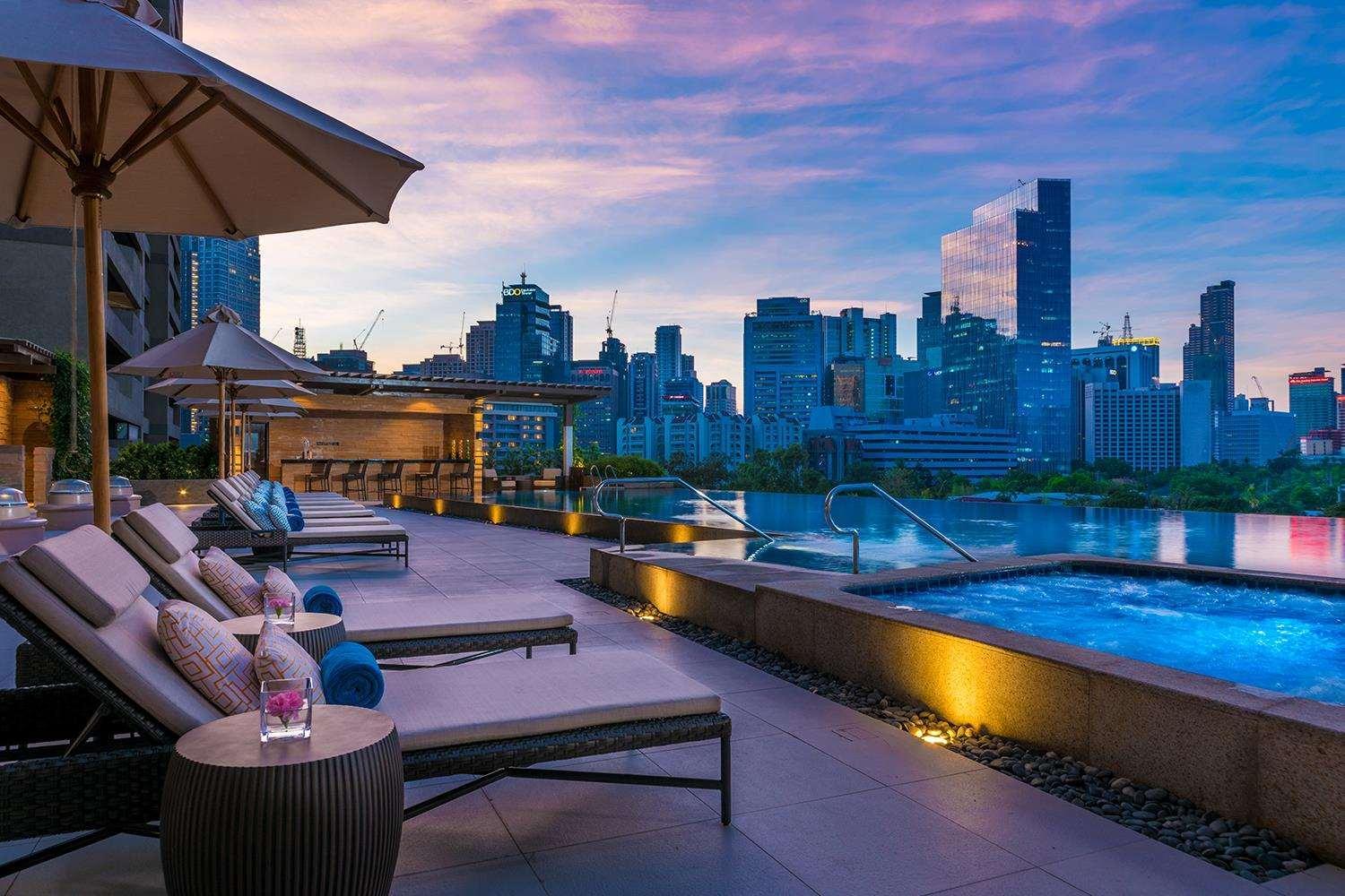Discovery Primea Makati City Exterior photo The rooftop pool at the hotel