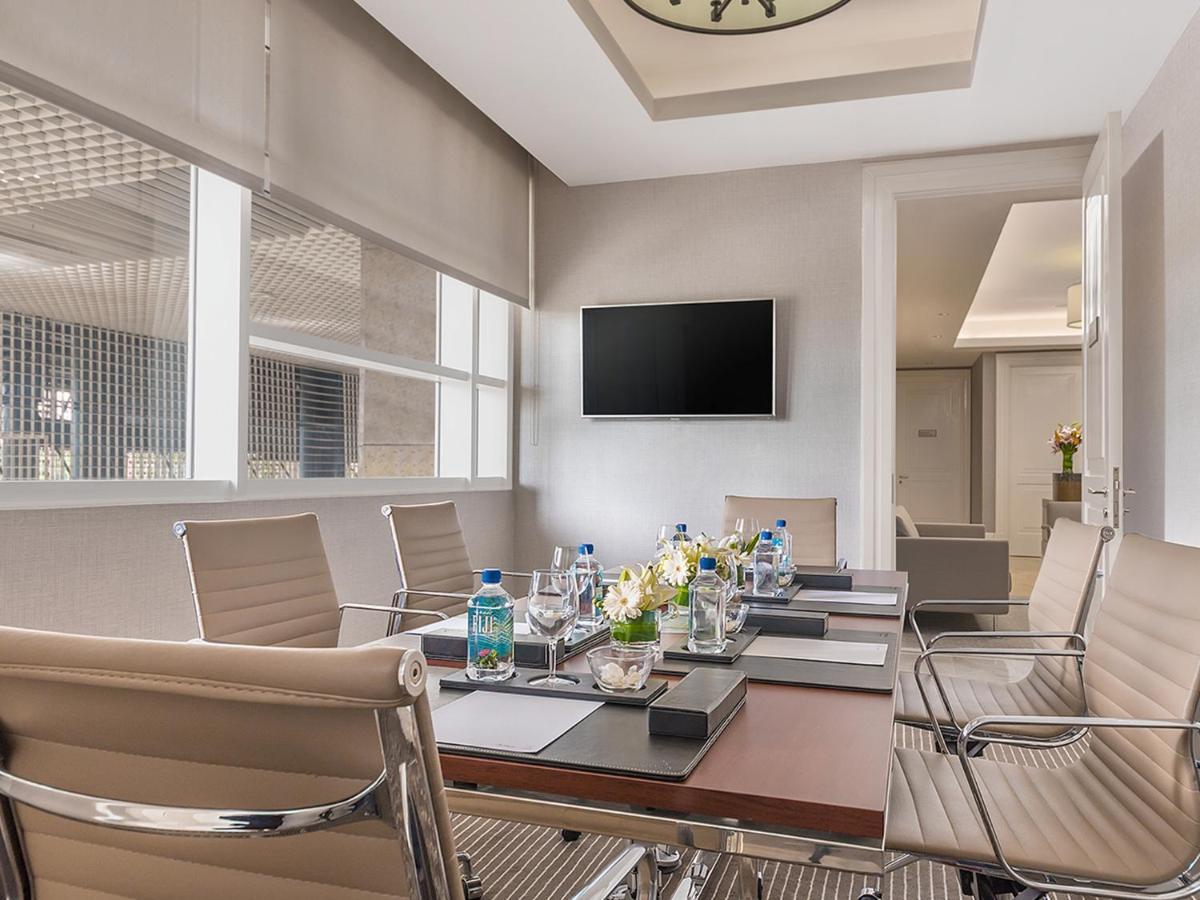 Discovery Primea Makati City Exterior photo Meeting room